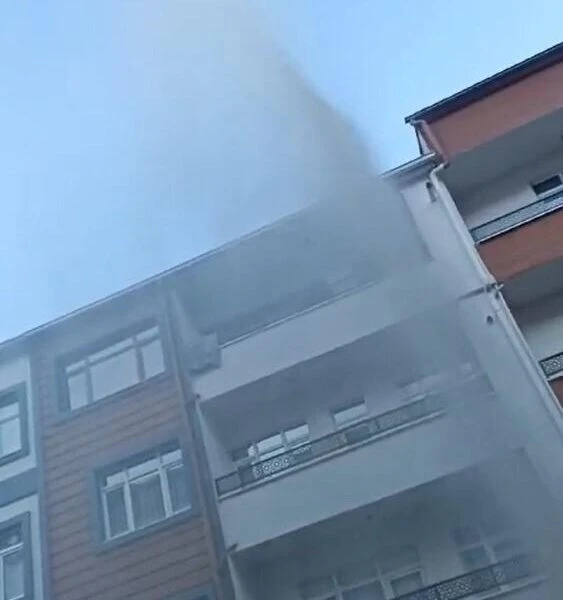 Apartmanların önünde biriken su-2