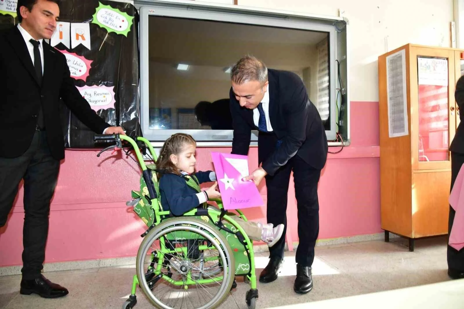 Ardahan Valisi Hayrettin Çiçek, Cemal ve Zekiye Vatan İlkokulunda Karne Heyecanına Katıldı