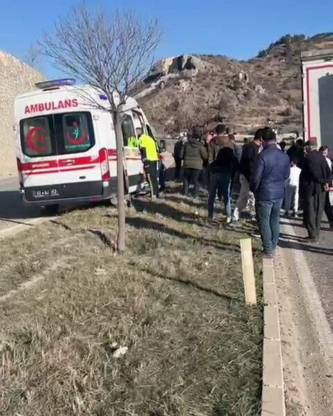 Arızalı tır ve trafik aksamasını gösteren görüntü-1