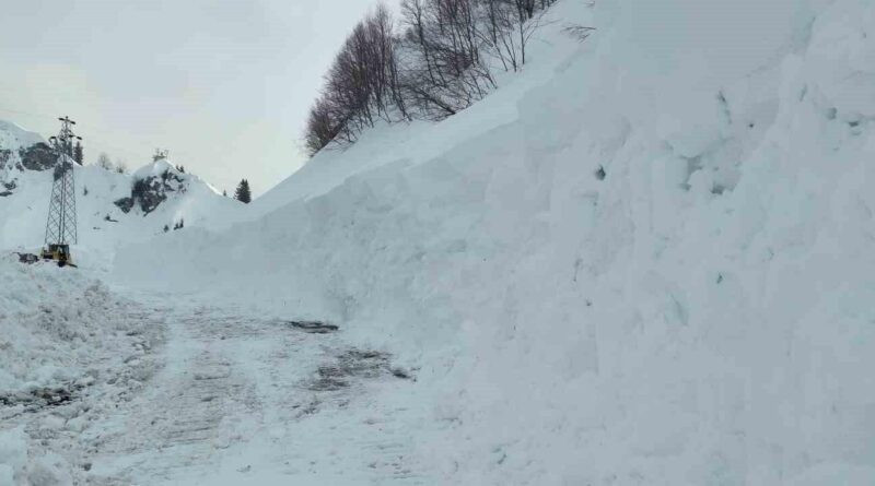 Artvin Borçka'da Macahel Geçidi Karla Kapandı 1