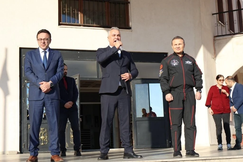 Astronot Alper Gezeravcı, Bandırma Şehit Mehmet Günenç Lisesi’ni Ziyaret Etti