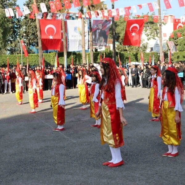 Atatürk heykeline çelenk sunma-2