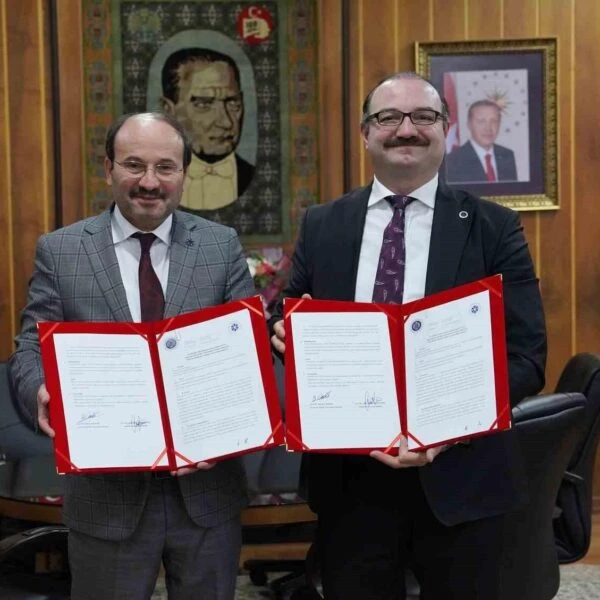 Atatürk Üniversitesi Rektörü Prof. Dr. Ahmet Hacımüftüoğlu ve Erzurum Teknik Üniversitesi Rektörü Prof. Dr. Bülent Çakmak, iş birliği protokolünü imzalıyor.-1