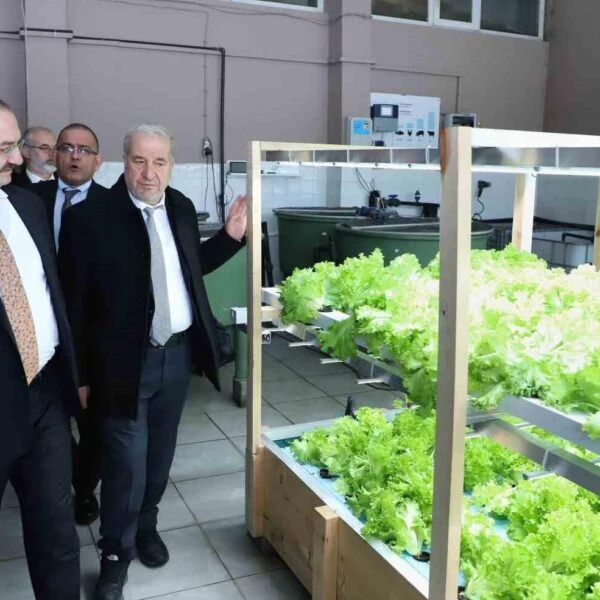 Atatürk Üniversitesi Rektörü Prof. Dr. Ahmet Hacımüftüoğlu, yenilenen Alabalık Üretim Tesisi'nde incelemelerde bulunuyor.-3