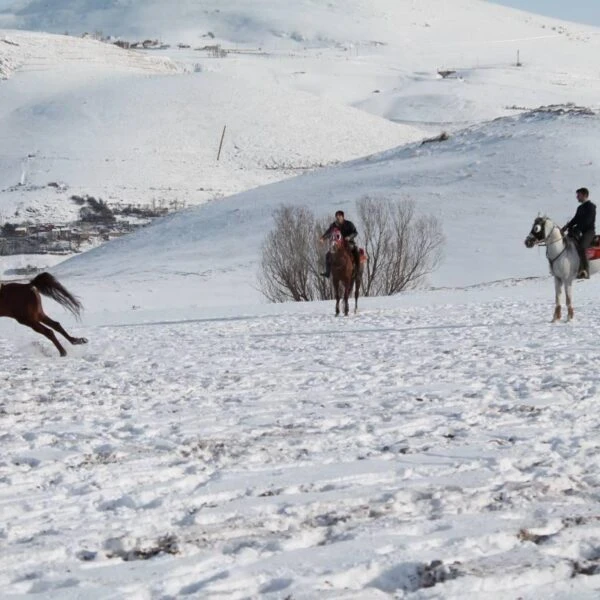 Atlı spor kulüpleri tarafından düzenlenen cirit müsabakası