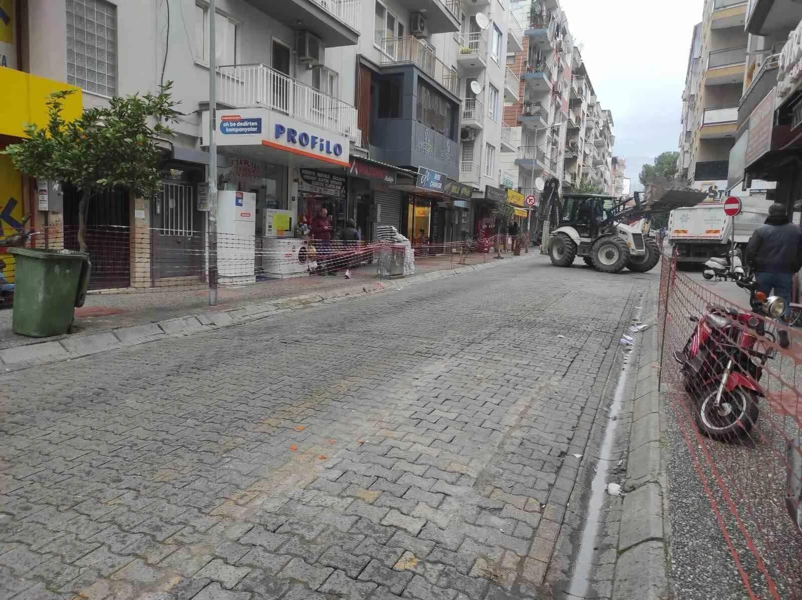 Aydın Büyükşehir Belediyesi Efeler’de Cumhuriyet Caddesi’nde Asfaltlama Çalışmaları Başladı