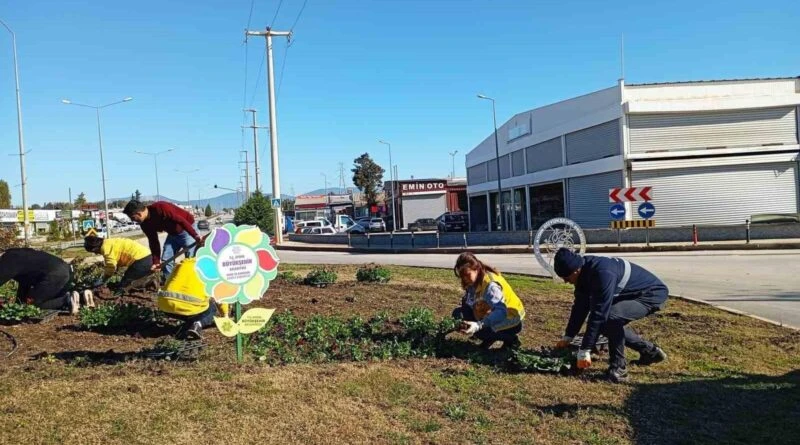 Aydın, Büyükşehir Belediyesi'nin Çiçeklerle Süslemesiyle Güzelleşiyor 4