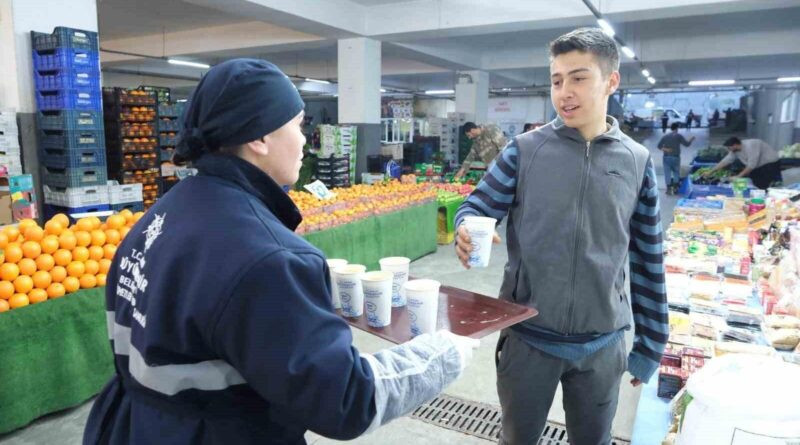 Aydın Büyükşehir Belediyesi, Pazarcı Esnafına ve Vatandaşlara Sıcak Çorba İkramı Hız Kesmeden Devam Ediyor 1