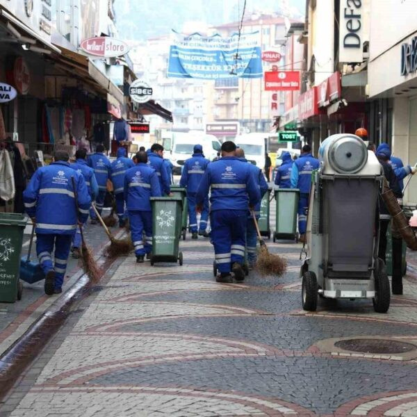 Aydın Büyükşehir Belediyesi personellerinin Efeler ilçesinde temizlik çalışması yaptığı görüntü.-1