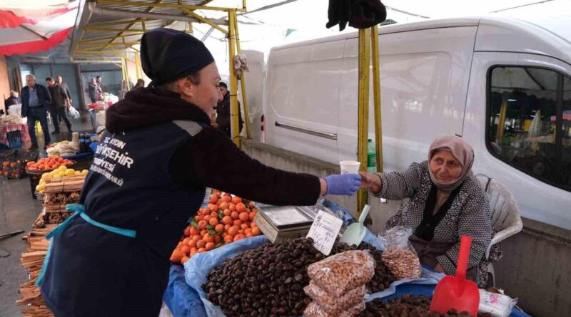 Aydın Büyükşehir Belediyesi, Vatandaşlara ve Pazarcı Esnafa Kışın Soğukluğuna Karşı Sıcak Çorba İkram Ediyor 1