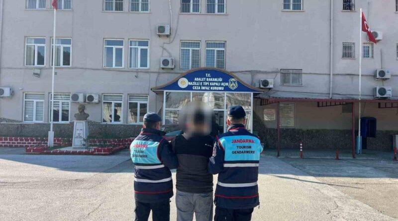 Aydın'da Jandarma, Üç İliçede Yapılan Operasyonlarla Aranan Üç Şahsı Yakaladı 1