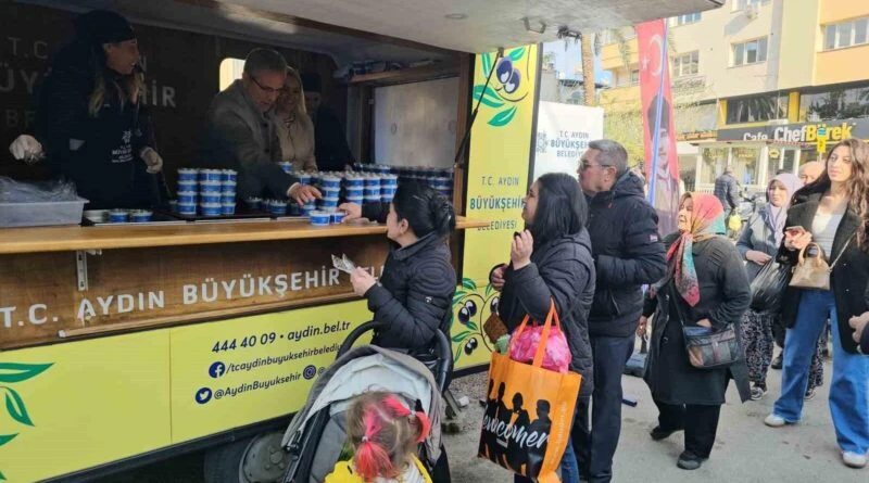 Aydın'da Regaip Kandili Helva Hayrı, Özlem Çerçioğlu ve Ertuğrul Tetik'in Katılımıyla Nazilli'de Vatandaşlara İkram Edildi 1