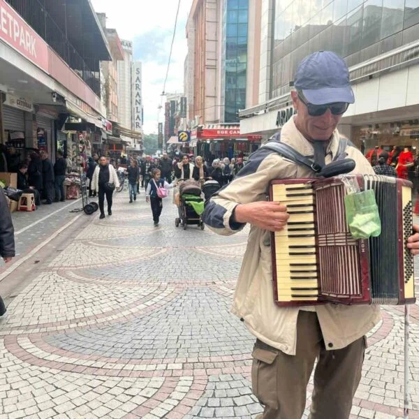 Aydın'da Yağcılar'da akordeon çalan Arif Ayşen-1