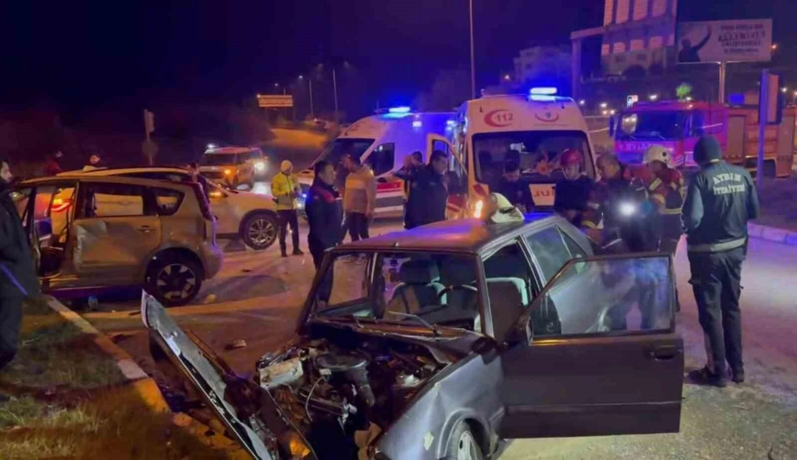 Aydın’ın Söke İlçesinde Trafik Kazası: İki Araç Çarpıştı, Birkaç Kişi Yaralandı