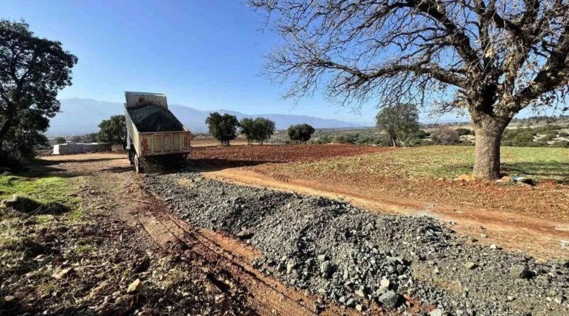 Aydın Karacasu'da Belediye Ekipleri Yol Çalışmalarıyla Vatandaşlara Güvenli Ulaşım Sağlıyor 1