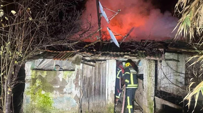 Aydın Nazilli'de Metruk Evde Yangın 1