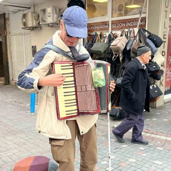 Aydınlı vatandaşların keyifle izlediği Arif Ayşen'in akordeon gösterisi-2