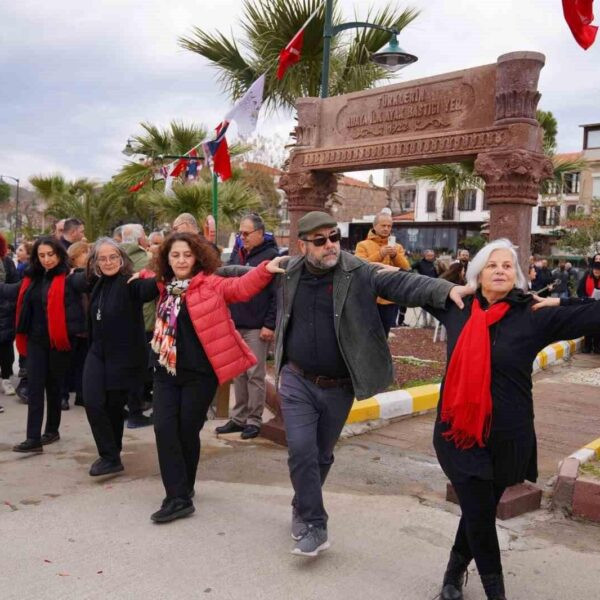 Ayvalık Giritliler Derneği Mübadele Korosu'nun performansı.-2