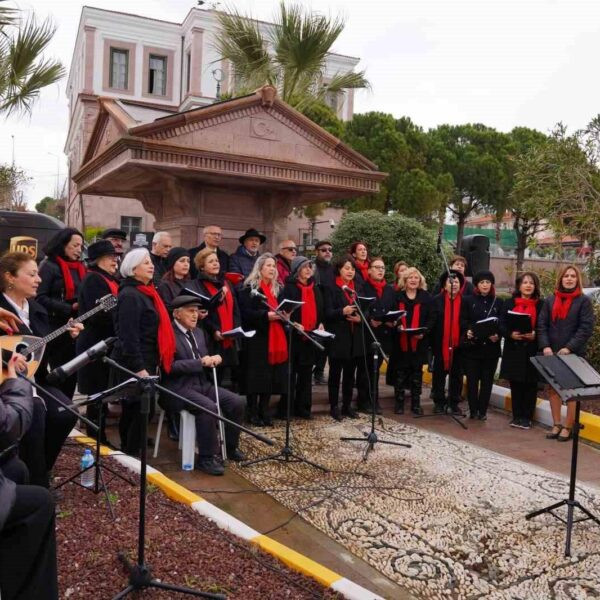 Ayvalık Giritliler Derneği Mübadele Korosu'nun performansı.-4