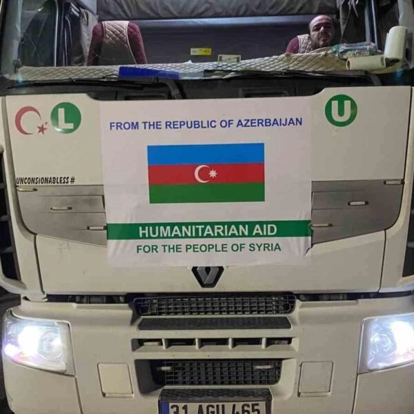 Azerbaycanlı sürücülerin yardımlarını taşıdığı tırlar-1