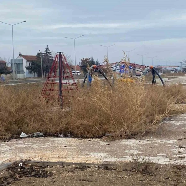 Bakımsız ve çamur içinde kalan çocuk parkı-1