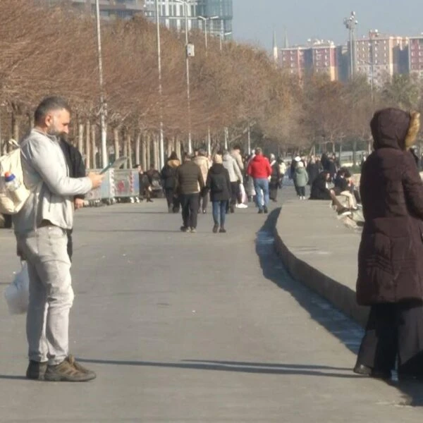 Bakırköy sahilinde çocuklarla oyun oynayan vatandaşlar.