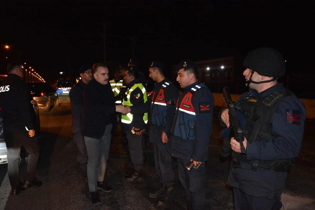 Balıkesir Edremit Kaymakamı Ahmet Odabaş’ın Sağlık Çalışanlarına ve Güvenlik Güçlerine Sürpriz Ziyaretleri