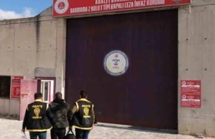 Balıkesir Erdek'te Hırsızlıktan Aranan Zanlı Yakalandı 1