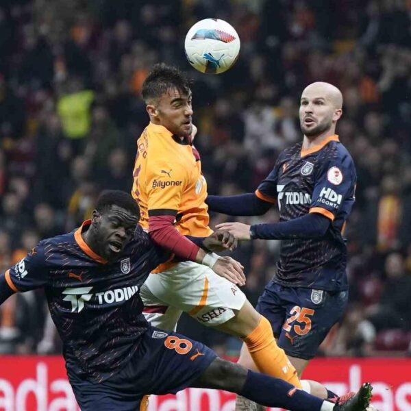 Başakşehir ile Galatasaray futbolcuları.-1