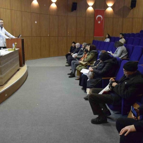 Bayburt Devlet Hastanesi Diyabet Okulu'nda eğitim alan hastalar-2