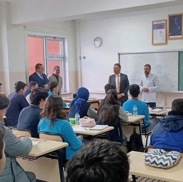 Bayburt Fen Lisesi öğrencileri ile sohbet eden Bayburt İl Milli Eğitim Müdürü Rahmi Güney.