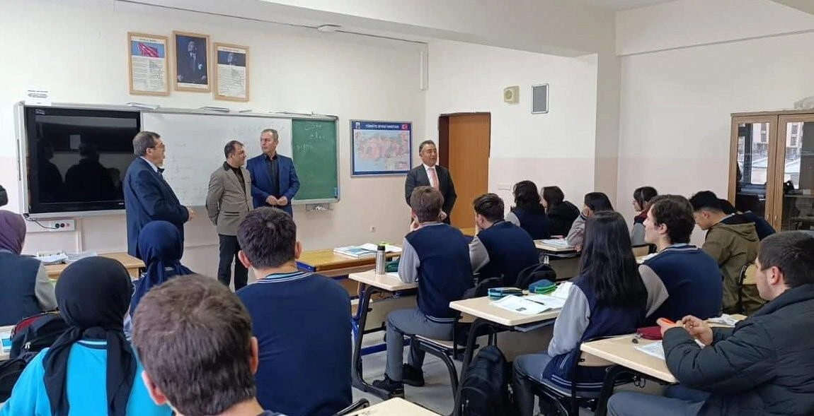 Bayburt İl Milli Eğitim Müdürü Rahmi Güney Bayburt Fen Lisesi’ni Ziyaret Etti