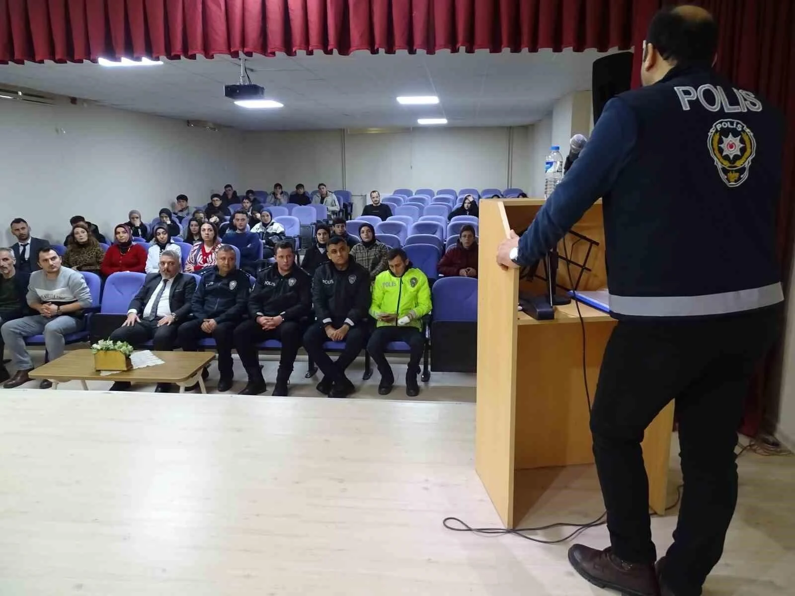 Bayburt’ta Öğrenciler ve Öğretmenler Dolandırıcılık ve Güvenli İnternet Kullanımı Konusunda Bilgilendirildi