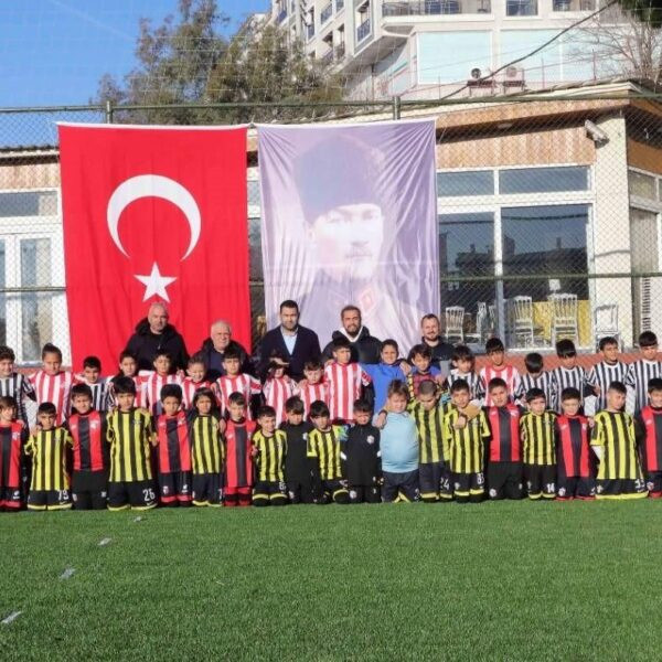 Bayraklı'da düzenlenen futbol turnuvasında sporseverler-2