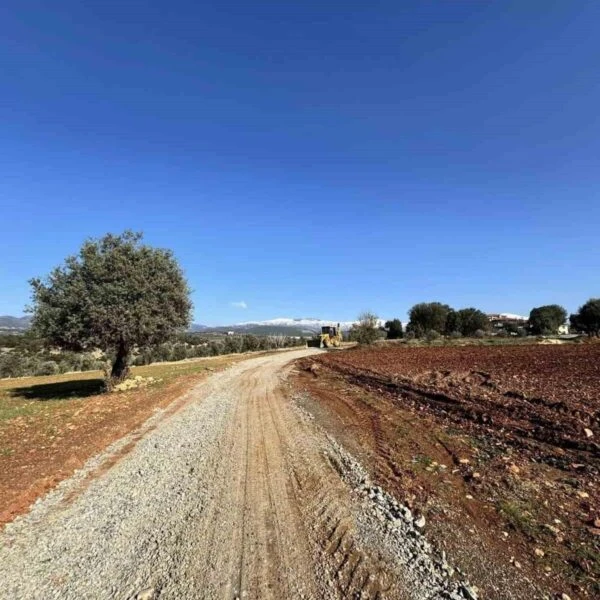 Belediye ekiplerinin yol çalışması yaptığı Ataköy Mahallesi-3