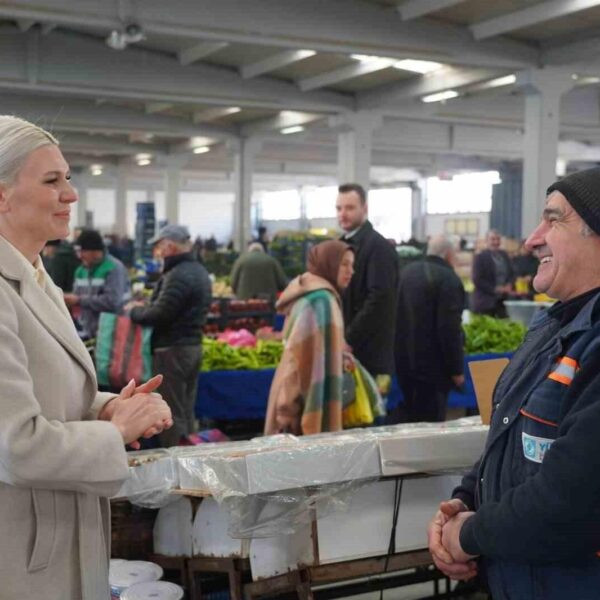 Bilecik Belediye Başkanı Melek Mızrak Subaşı, pazar esnafıyla sohbet ediyor.-1