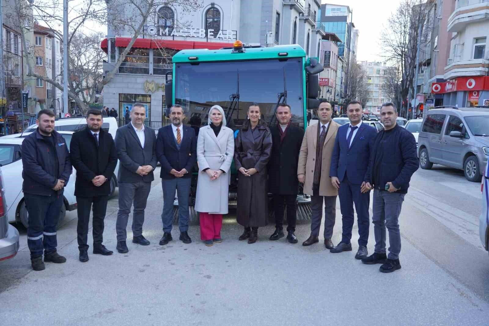 Bilecik Belediye Başkanı Melek Mızrak Subaşı Şehrin Temizliğini Sağlamak İçin 3 Yeni Yol Temizlik Aracı Kullandı