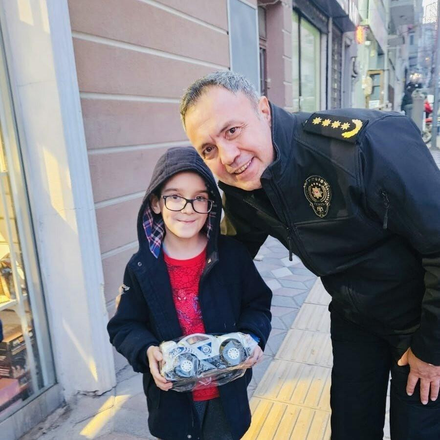 Bilecik İl Emniyet Müdürü Hakan Yılmaz Çocuğa Polis Arabası Hediye Verdi