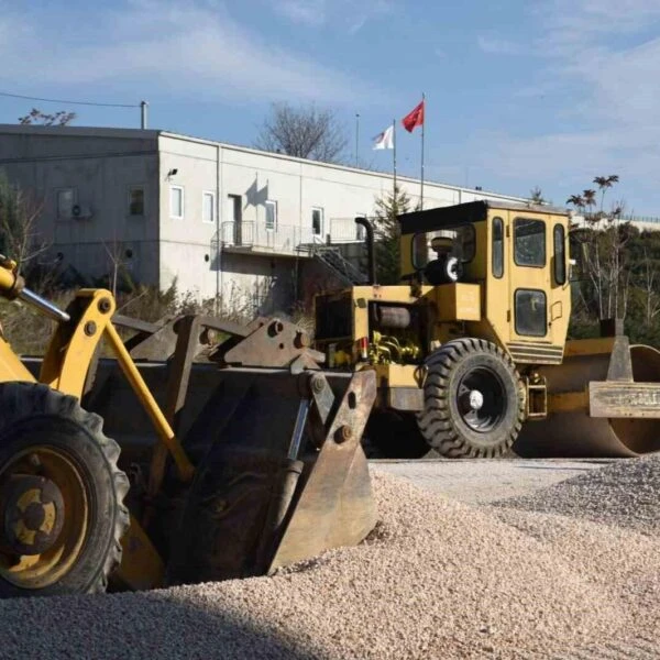 Bilecik Kapalı Pazar'ın çevresindeki otopark alanı