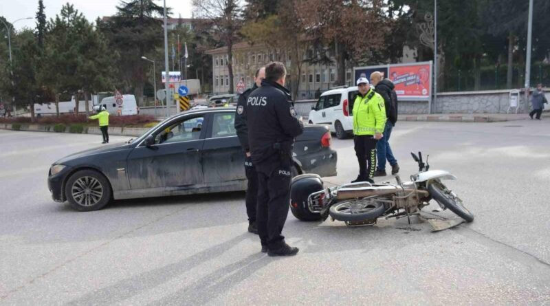 Bilecik'te Motosiklet ile Otomobil Çarpışması Sonucu 1 Kişi Yaralandı 1