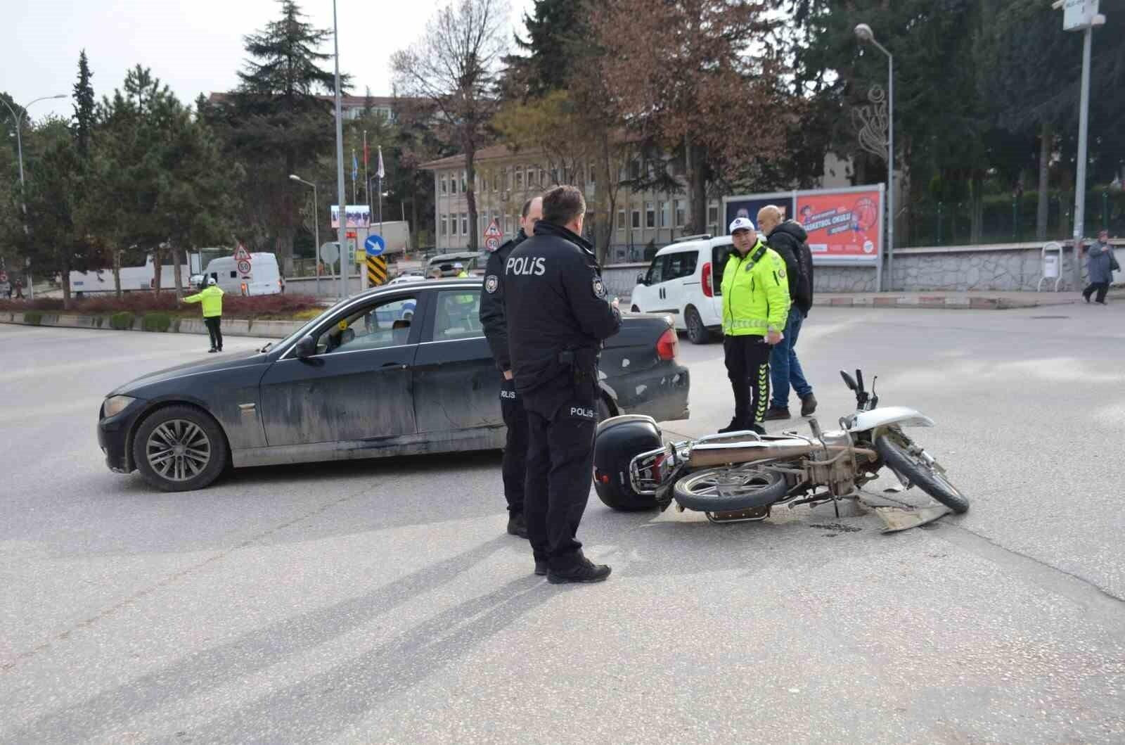 Bilecik’te Motosiklet ile Otomobil Çarpışması Sonucu 1 Kişi Yaralandı