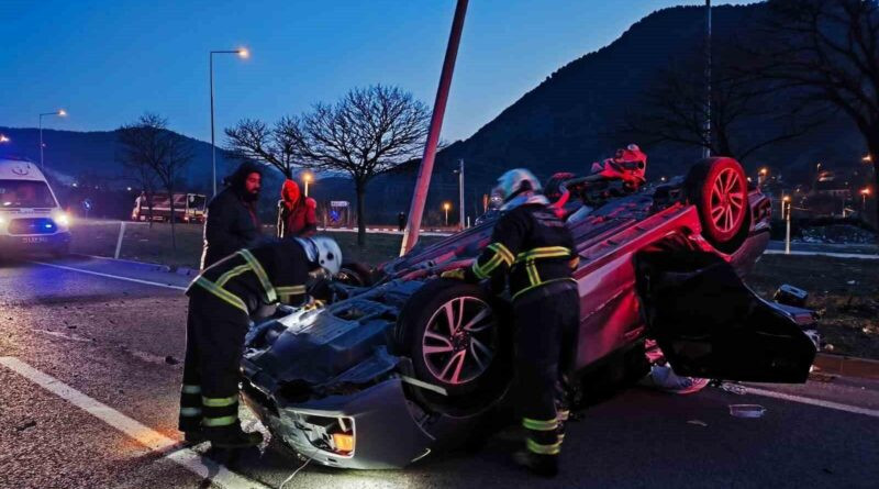 Bilecik'te Tırla Çarpışan Otomobil Takla Atarak Durdu, Sürücü Yaralandı 1