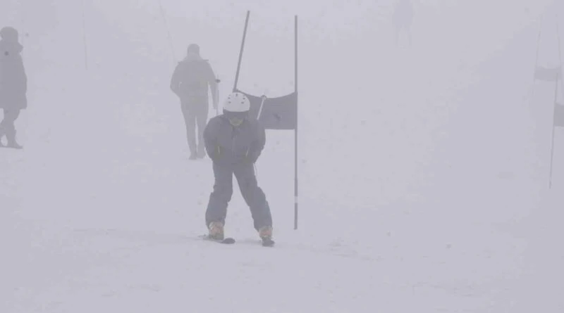 Bitlis'te Alp Disiplini ve Snowboard İl Birinciliği Kayak Yarışması 1