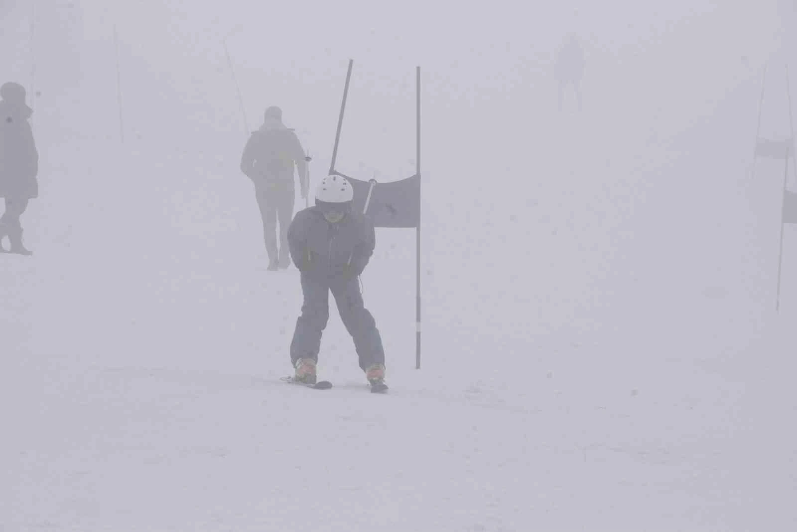 Bitlis’te Alp Disiplini ve Snowboard İl Birinciliği Kayak Yarışması