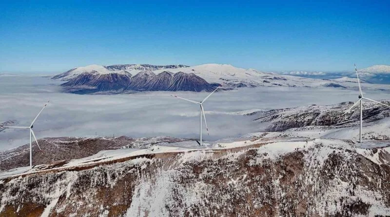 Bitlis'te Rüzgar Gülleri Sisli Dağlarla Eşsiz Bir Manzara Oluşturuyor 1