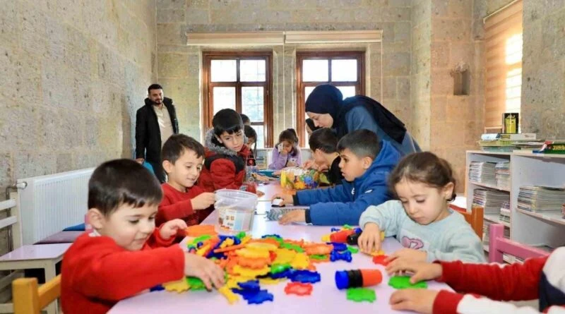 Bitlis Valisi Ahmet Karakaya, 'Annemle Kütüphanedeyim' Projesine Katıldı 1