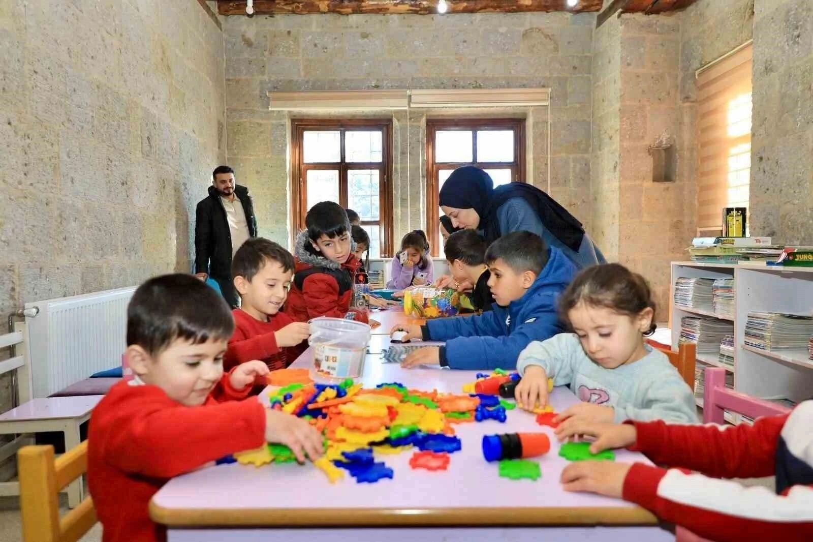 Bitlis Valisi Ahmet Karakaya, ‘Annemle Kütüphanedeyim’ Projesine Katıldı