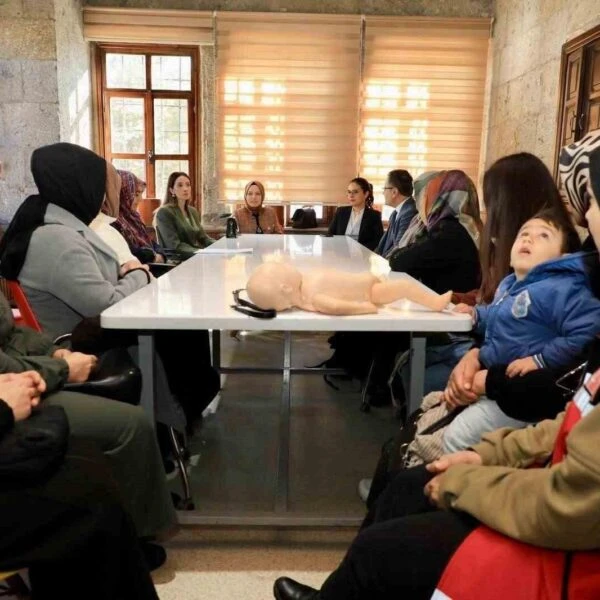 Bitlis Valisi Ahmet Karakaya ve eşi Özlem Karakaya, 'Annemle Kütüphanedeyim' projesine katılıyor.-1