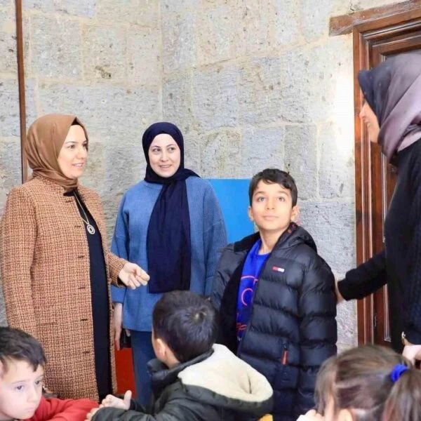 Bitlis Valisi Ahmet Karakaya ve eşi Özlem Karakaya, 'Annemle Kütüphanedeyim' projesine katılıyor.-3