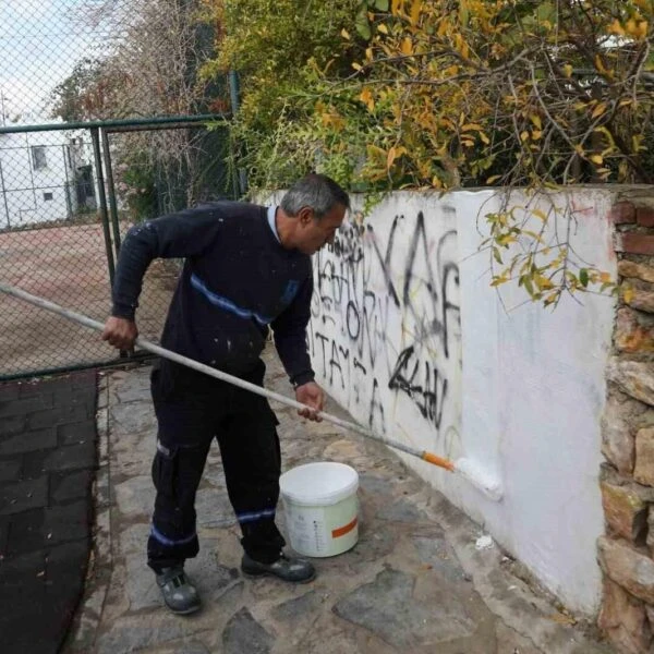 Bodrum Belediyesi ekiplerinin görüntü kirliliği temizleme çalışması-4